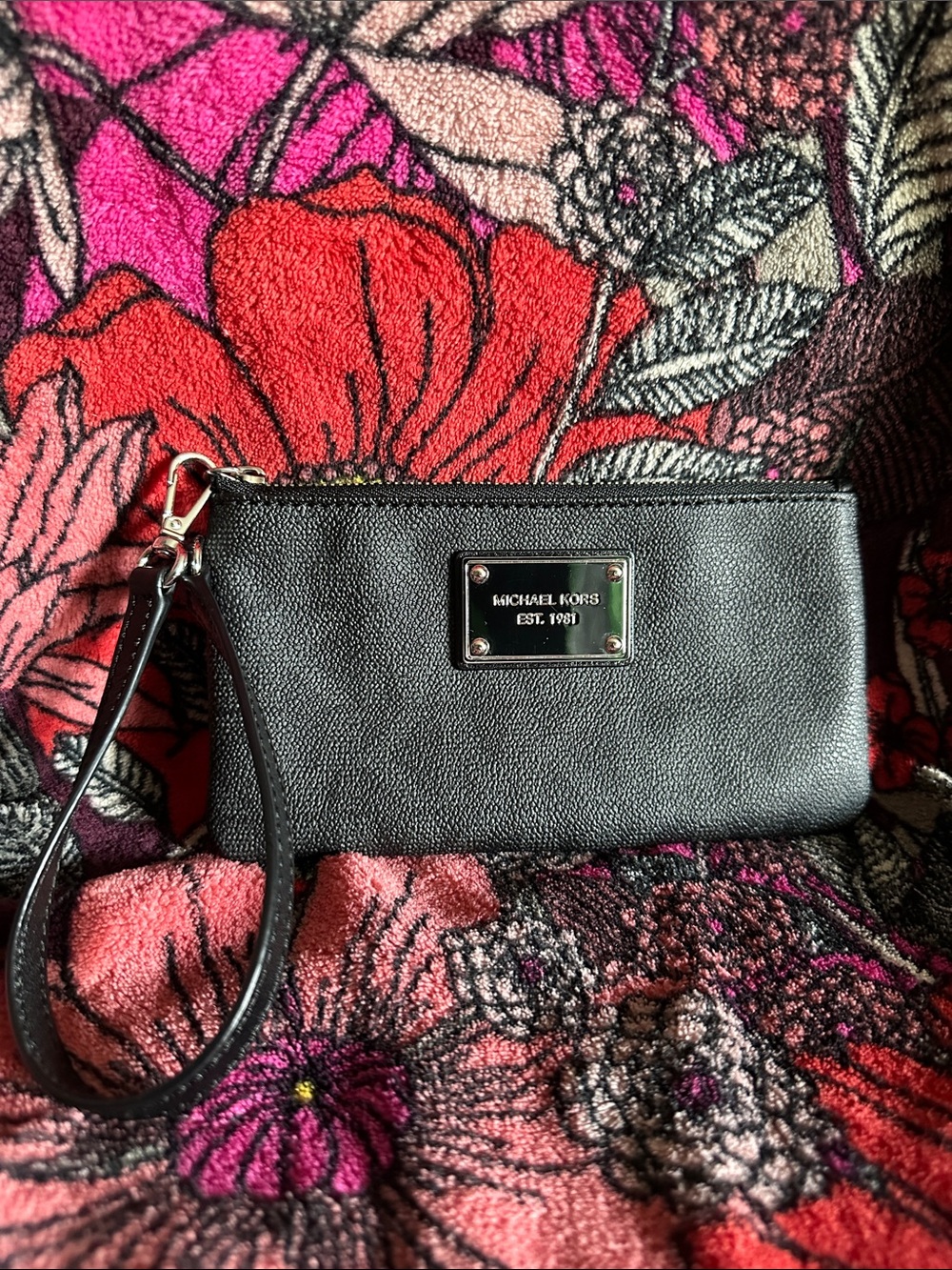 Michael Kors euc black mk logo silver plaque pouch zip top clasp wallet wristlet